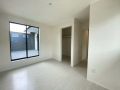 住む人のこだわりを活かす洋室＾＾日当たりがよく、寝室としての利用もおすすめ。広めのクローゼットもあり荷物もすっきり片付けれ、ゆとりのある暮らしが出来ます＾＾