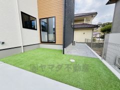 駐車スペースとは別にお庭もついております。広さも十分あるので、ガーデニングやBBQなど楽しみの増えるお庭です＾＾