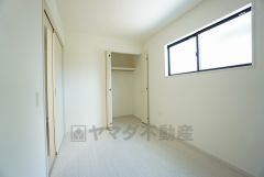 木目調のシンプルデザインで落ち着きと安らぎの空間に仕上げています。各部屋に収納が完備されているので、お荷物が多くなっても安心の設計です。