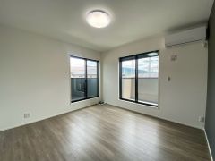 主寝室はアクセントクロスがオシャレですね。インテリアでどんな部屋にするのか考えるのも楽しみです。