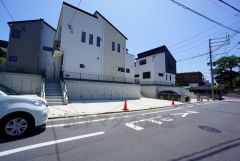 前面道路は6ｍと広く駐車がスムーズにできます＾＾