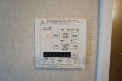 雨の日の洗濯も安心できる浴室暖房乾燥機付き浴室。リモコンで操作もボタン1つで簡単。 浴室暖房乾燥機には、暖房、乾燥、涼風、換気の4つの機能が付いています。タイマー付きです。