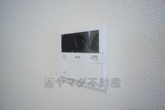 キッチン横からお湯張り、追い炊き、足し湯がボタン一つで楽々操作できる給湯機リモコンです＾＾忙しい夕飯の準備の時間帯に重宝しますね。