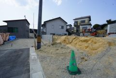現地（2025年3月）撮影写真。 2025年5月完成予定。 同一ハウスメーカー物件内覧可能です。 お気軽にお問い合わせください＾＾