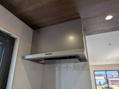 調理により発生する油煙や臭いを吸い込み、屋外へ排気してくれます。