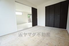 リビングからの続き間として和室をご用意しました。普段はリビングとつなげて開放的なスペースとして。来客時には客間としてお使いいただけます。