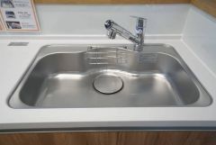 広々とした凸型シンクに洗剤ポケットを標準装備。大きなお鍋など洗いやすいです。洗剤や石鹸、スポンジもすっきりできる収納付き。