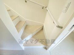 ご年配の方でも安心できる、手すり付き階段です＾＾段差も低めで設定されてますので安全性にも優れてますね＾＾