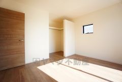 住む人のこだわりを活かす洋室＾＾日当たりがよく、寝室としての利用もおすすめ。広めのクローゼットもあり荷物もすっきり片付けられ、ゆとりのある暮らしが出来ます＾＾