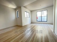 大きな窓のあるリビングは、陽光あふれる明るい空間です。居心地良く、ご家族皆がゆったり寛げる憩いの空間となりそうです。