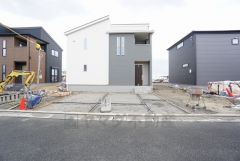 駐車スペースはゆとりある4台分を確保。マイカー用に、お客さま用に、余裕を持ってご利用いただけます。