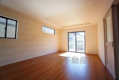 大きな窓のあるリビングは、陽光あふれる明るい空間です。居心地良く、ご家族皆がゆったり寛げる憩いの空間となりそうです。