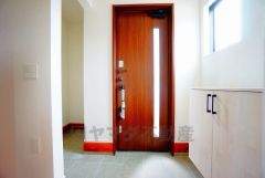 たっぷり収納できるシューズボックスです。家族全員の靴がきれいに整頓できます。棚の上にお花や写真を飾っても良いですね。