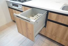 炊事時間を大幅に短縮できる食器洗浄乾燥機付き＾＾食器を洗う手間が減るので家族とのコミュニケーションの時間や自分の時間が増えますね。