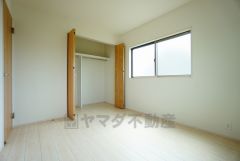 同仕様写真。木目調のシンプルデザインで落ち着きと安らぎの空間に仕上げています。各部屋に収納が完備されているので、お荷物が多くなっても安心の設計です。