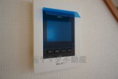 防犯性、セキュリティ対策に安心できるテレビモニター付きインターフォンです。セールスマン対策にもなり安心できます。