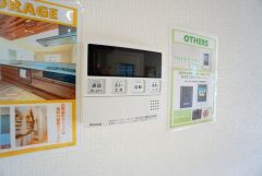 キッチン横からお湯張り、追い炊き、足し湯がボタン一つで楽々操作できる給湯機リモコンです＾＾忙しい夕飯の準備の時間帯に重宝しますね。
