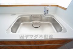 広々とした凸型シンクに洗剤ポケットを標準装備。大きなお鍋など洗いやすいです。洗剤や石鹸、スポンジもすっきりできる収納付き。