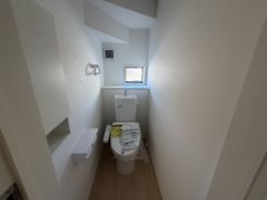 温水洗浄機付トイレです。節水機能もあるので、安心して使えますね。もちろん、1階2階の2ヶ所にトイレがあるので、忙しい朝にもゆとりができますね。