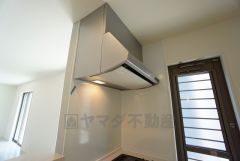 調理により発生する油煙や臭いを吸い込み、屋外へ排気してくれます。