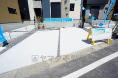 駐車2台付です。 ご夫婦で一台ずつ所有出来ます。 前面道路は約6ｍと広く駐車がスムーズに出来ます。