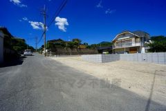 幅員約5.9ｍの公道に接道しているため、駐車も安心。車通りも多すぎず、住環境としても落ち着いています。
