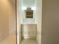 三面鏡つき洗面台。収納も一体型になっているので、ドライヤーやヘアアイロンの置き場に困りませんね。