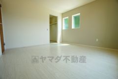 同仕様写真。住む人のこだわりを活かす洋室＾＾日当たりがよく、寝室としての利用もおすすめ。広めのクローゼットもあり荷物もすっきり片付けれ、ゆとりのある暮らしが出来ます＾＾