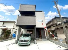 コンビニ徒歩5分。スーパー徒歩5分。ドラッグストア徒歩6分。