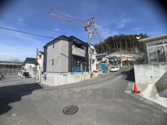 前面道路は公道西側約7.5ｍ、南側約5.9ｍ。幅広いため車の離合や駐車がスムーズです＾＾