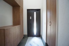 たっぷり収納できるシューズボックスです。家族全員の靴がきれいに整頓できます。棚の上にお花や写真を飾っても良いですね。