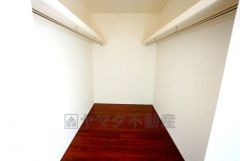 収納力豊富なウォークインクローゼット付き。洋服や小物などを1箇所にまとめて美しい収納を実現します。