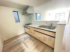 対面式カウンターキッチンでお子様の様子が見守れます。カウンタートップは耐熱性に優れており、日ごろのお掃除もふき取るだけでＯＫ。ステンレスシンクも簡単にお掃除できますよ。