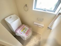 温水洗浄便座付きのトイレ＾＾便座が温かくできるので寒い冬も冷たい便座に座らずに済みますね＾＾