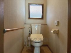 温水洗浄機付トイレです。節水機能もあるので、安心して使えますね。手摺もついてます。