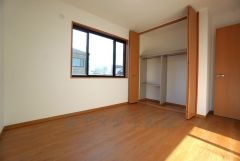 明るい洋室です。ナチュラル色のフローリングで開放的な優しい雰囲気になっています＾＾ベッドや机、ＴＶを置いてもゆとりのある広さです。