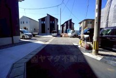 前面道路は公道南東側約4ｍ。前面道路は車の通り抜けができないので、小さな子供も安心して遊ばせることができます＾＾