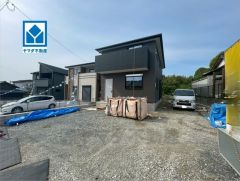 コンビニまで車で約4分（1.2ｋｍ）スーパーまで車で約7分（2.4ｋｍ）