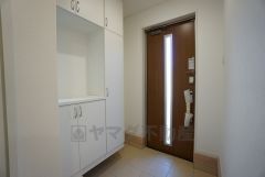 同仕様写真。ご家族の靴をスッキリと片付けられるシューズボックス付きの玄関です＾＾スッキリと片付いた玄関は気持ちがいいです。