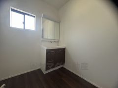 三面鏡つき洗面台。収納も一体型になっているので、ドライヤーやヘアアイロンの置き場に困りませんね。