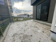 駐車スペースとは別にお庭もついております。広さも十分あるので、ガーデニングやBBQなど楽しみの増えるお庭です＾＾