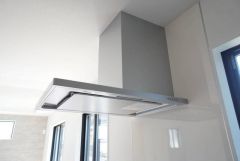 調理により発生する油煙や臭いを吸い込み、屋外へ排気してくれます。
