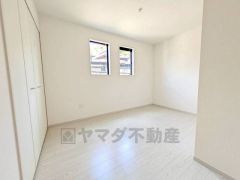 全居室にはたっぷり収納できる大型クローゼットを設置しています。窓には断熱性・保温性にすぐれ、省エネ効果のあるペアガラスを採用。冬には結露を防止します。