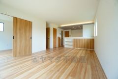 家族が集まる開放的なリビング。約18.1帖の大空間で毎日のお食事が楽しみです＾＾思い思いの時間を過ごしたり、家族みんなで食事をしたり、素敵な団らんの場になりますね。