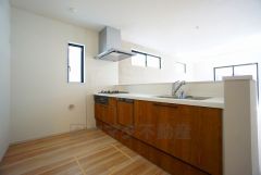 対面式カウンターキッチンでお子様の様子が見守れます。カウンタートップは耐熱性に優れており、日ごろのお掃除もふき取るだけでＯＫ。ステンレスシンクも簡単にお掃除できますよ。