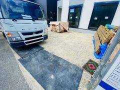 カースペースは停めやすい並列駐車2台付き。