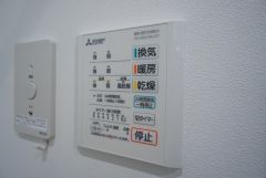 雨の日の洗濯も安心できる浴室暖房乾燥機付き浴室。リモコンで操作もボタン1つで簡単。 浴室暖房乾燥機には、暖房、乾燥、涼風、換気の4つの機能が付いています。タイマー付きです。