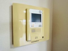 防犯性もばっちり、TVモニター付きインターフォン完備。大きなモニターで玄関先を確認できます。録画機能が付いているので不在時の訪問者も確認できて安心です^^