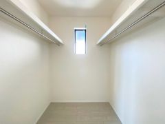 収納力豊富なウォークインクローゼット。 洋服や小物などを1箇所にまとめて美しい収納を実現します。