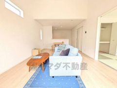 家族が集まる開放的なリビング。約19帖の大空間で毎日のお食事が楽しみです＾＾思い思いの時間を過ごしたり、家族みんなで食事をしたり、素敵な団らんの場になりますね。